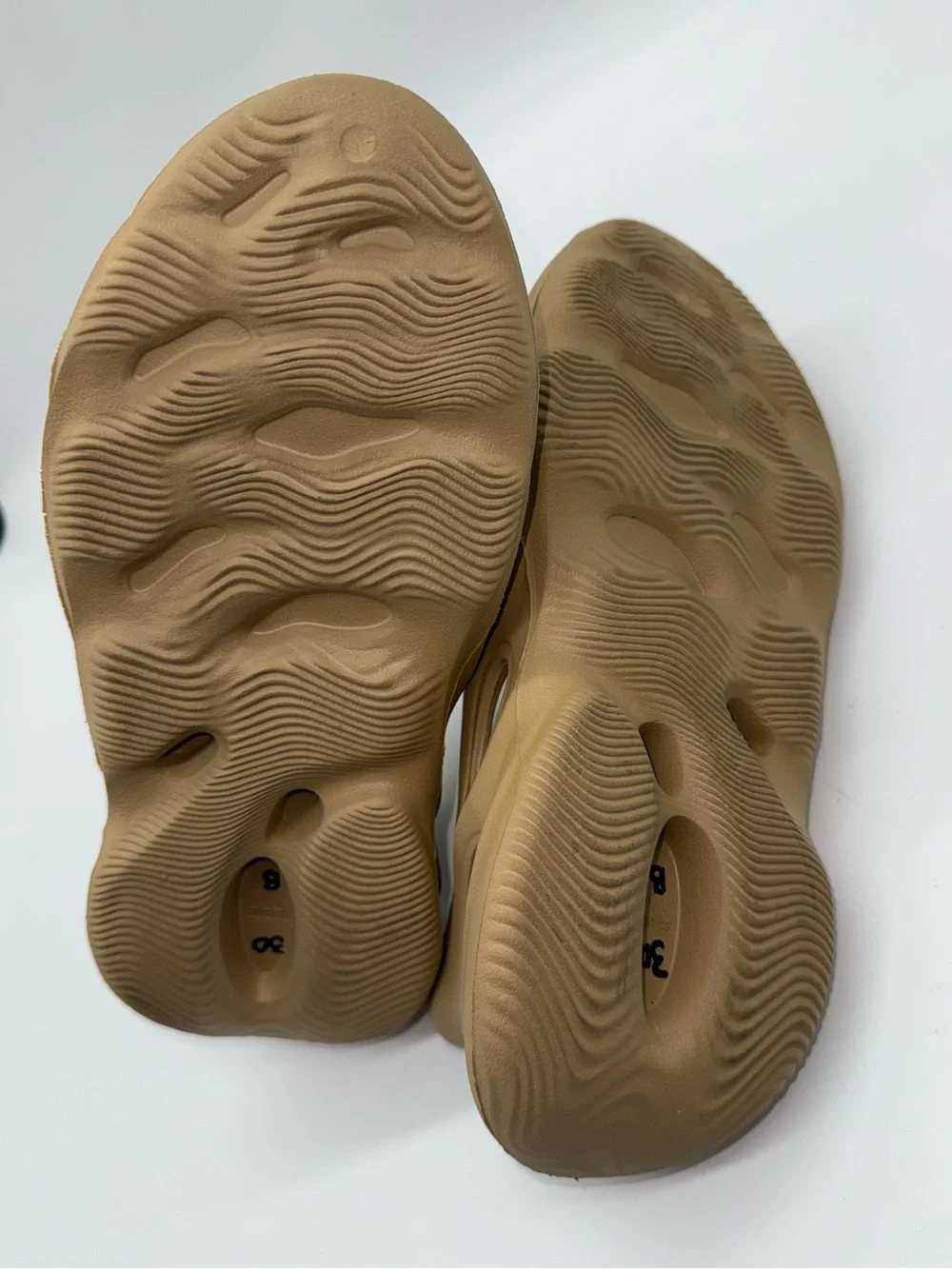 ADIDAS Men’s Yeezy Foam Runner Ventilated Clog Shoes Tan Size 8